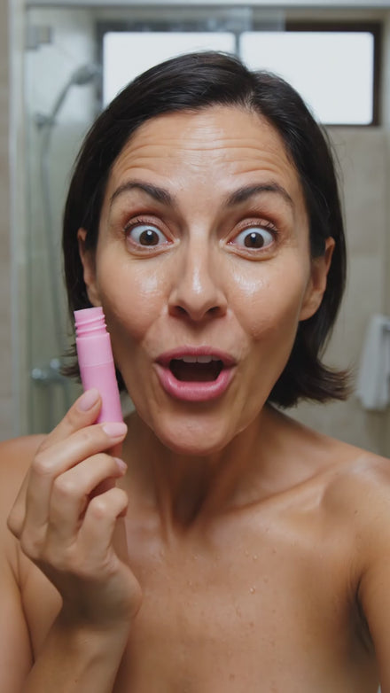 Clienta en el baño con el Bálsamo PDRN